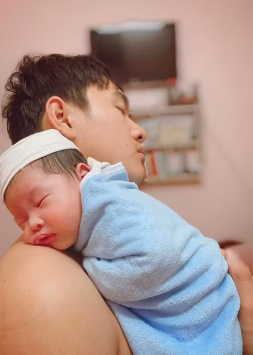 Thảo Trang từng chia sẻ khoảnh khắc Quang Pháp bồng con suốt đêm để cô có thể nghỉ ngơi.