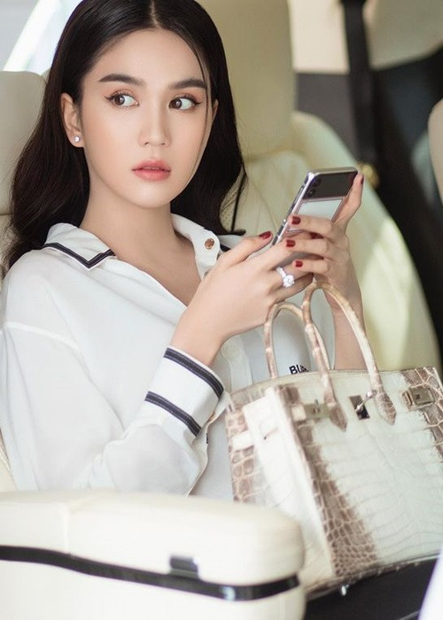 Thực tế, không ít lần chân dài gốc Trà Vinh bị cư dân mạng tố dùng hàng fake. Ảnh: Instagram