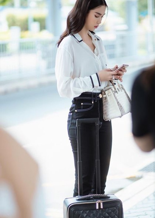 Giữa lùm xùm, Ngọc Trinh không ngại lộ diện. Cô xuất hiện tại sân bay để đi công tác. Ảnh: Instagram