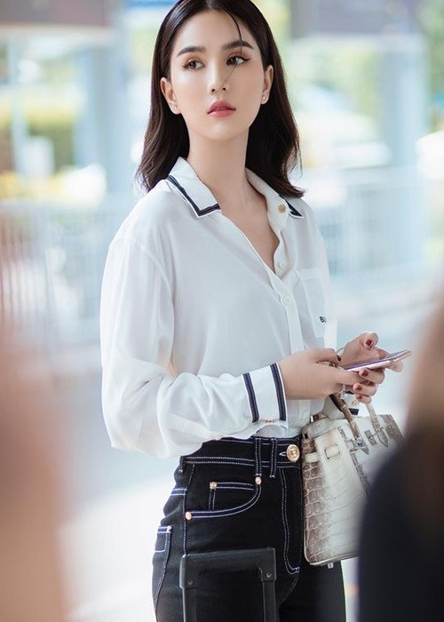 Ngọc Trinh diện trang phục khá đơn giản, sử dụng túi xách hàng hiệu. Ảnh: Instagram