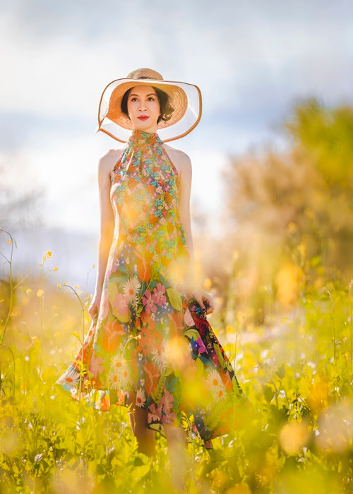 “Nữ hoàng ảnh lịch” ưu ái những chiếc đầm bay bổng, duyên dáng để phù hợp bối cảnh tràn đầy vẻ lãng mạn.