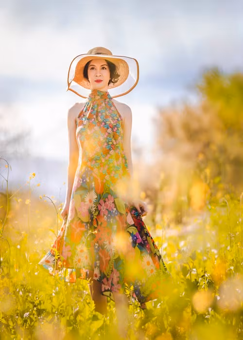“Nữ hoàng ảnh lịch” ưu ái những chiếc đầm bay bổng, duyên dáng để phù hợp bối cảnh tràn đầy vẻ lãng mạn.