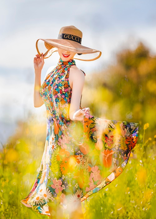 Dạo chơi giữa thiên nhiên, Thanh Mai khéo chọn những trang phục giúp cô tôn vẻ đẹp không tuổi.