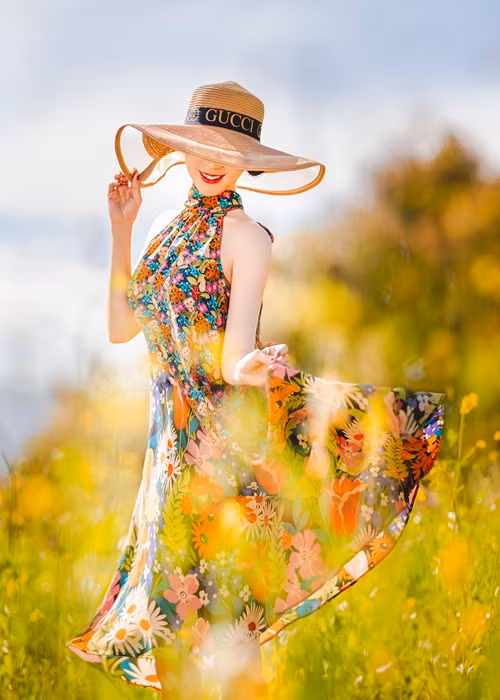 Dạo chơi giữa thiên nhiên, Thanh Mai khéo chọn những trang phục giúp cô tôn vẻ đẹp không tuổi.