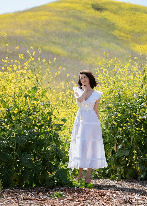 Thanh Mai cho biết, cô tự làm hầu hết các công đoạn như trang điểm, tết tóc, chuẩn bị quần áo để thực hiện bộ ảnh.