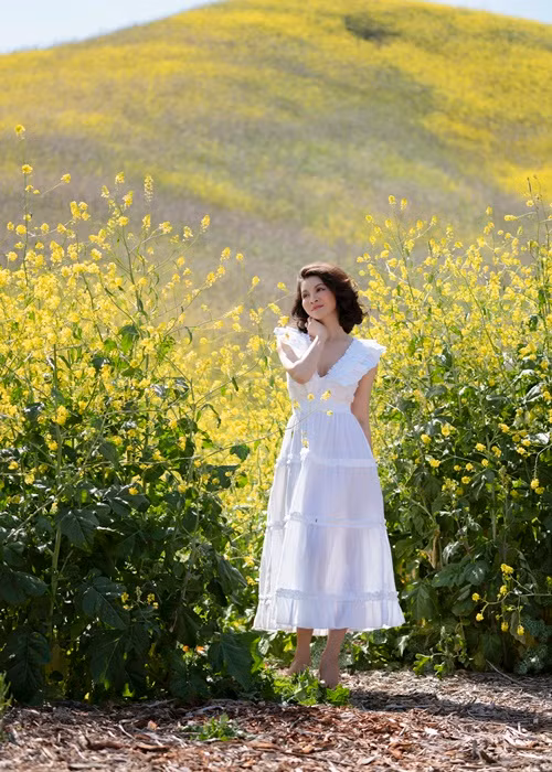 Thanh Mai cho biết, cô tự làm hầu hết các công đoạn như trang điểm, tết tóc, chuẩn bị quần áo để thực hiện bộ ảnh.