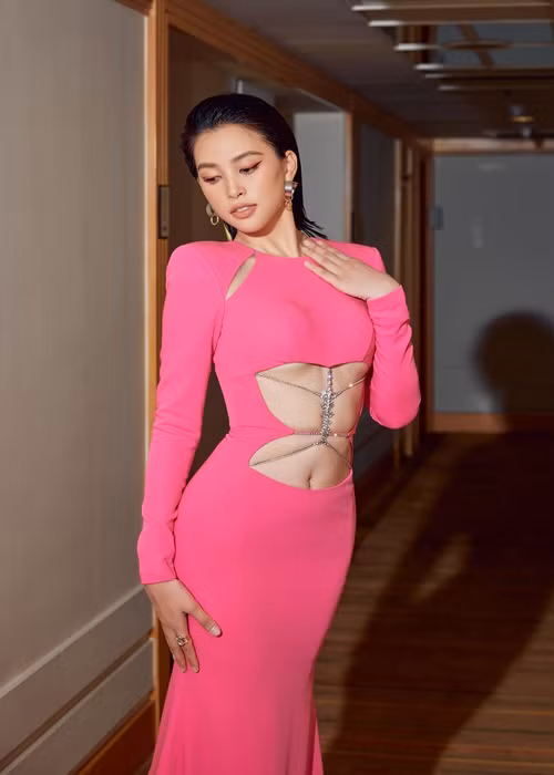 Hình thể quyến rũ của Hoa hậu Việt Nam 2018 gây mê người đối diện.