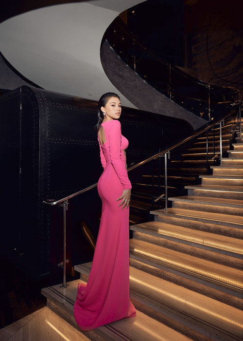 Nàng hoa hậu sinh năm 2000 ngày càng đắt show quảng cáo nhờ nhan sắc thăng hạng.