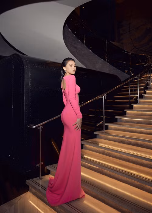 Nàng hoa hậu sinh năm 2000 ngày càng đắt show quảng cáo nhờ nhan sắc thăng hạng.