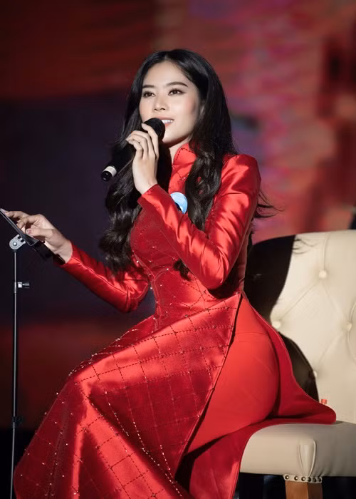 Nam Em trổ tài ca hát ở Người đẹp tài năng. Ảnh: Fanpage Miss World Vietnam