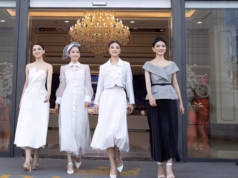 Vì sao Nam Em bị dừng thi Người đẹp du lịch ở Miss World Vietnam? Vi sao Nam Em bi dung thi Nguoi dep du lich o Miss World Vietnam?