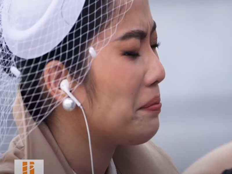 Trước quyết định của ban tổ chức, Nam Em bật khóc. Ảnh chụp màn hình