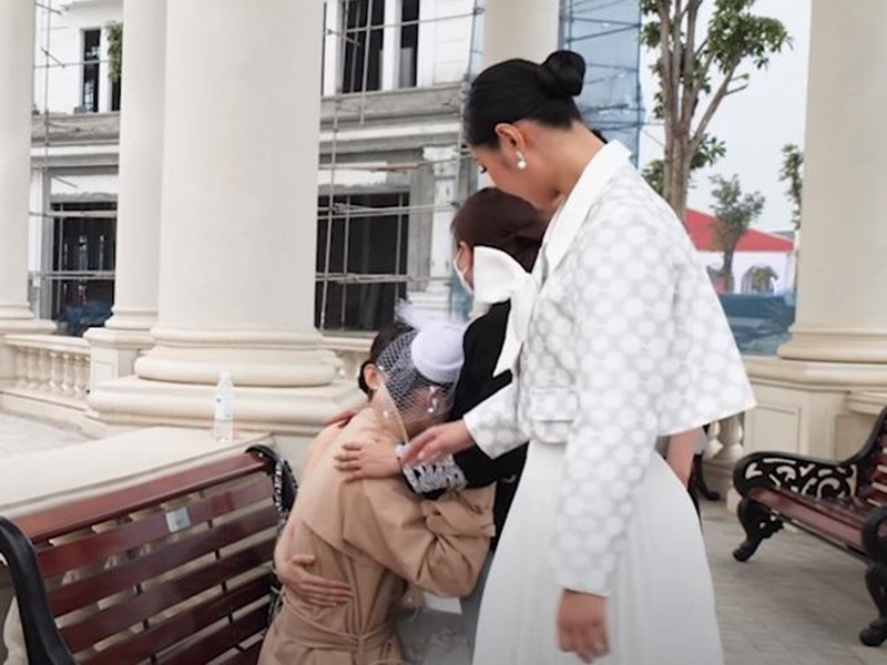 Mai Phương, Xuân Mai, Kim Thoa động viên Nam Em. Ảnh chụp màn hình