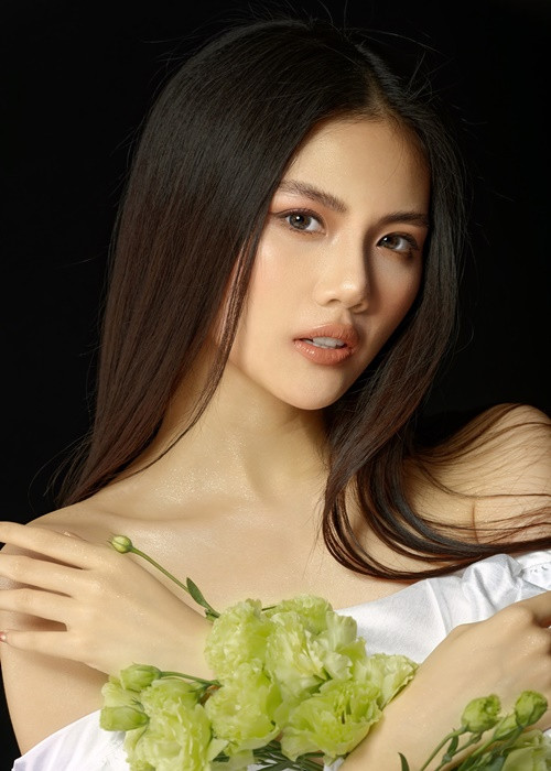 Quỳnh Hoa từng tham gia Hoa hậu Hoàn vũ Việt Nam 2017. Tại sân chơi này, cô dừng chân ở top 45.