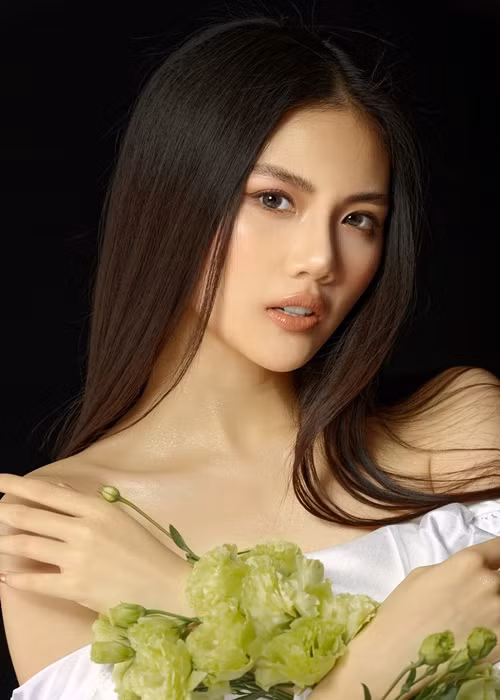 Quỳnh Hoa từng tham gia Hoa hậu Hoàn vũ Việt Nam 2017. Tại sân chơi này, cô dừng chân ở top 45.