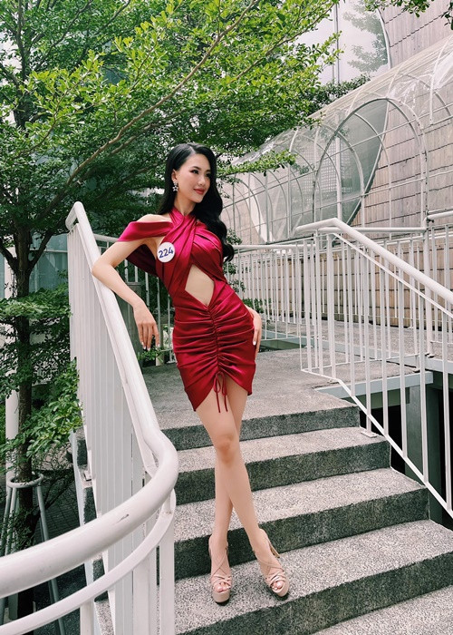 Quỳnh Hoa sinh năm 1998, sở hữu gương mặt đẹp cùng vóc dáng gợi cảm. Cô hiện cao 1m75, có số đo 3 vòng: 80- 61,5-89 cm.