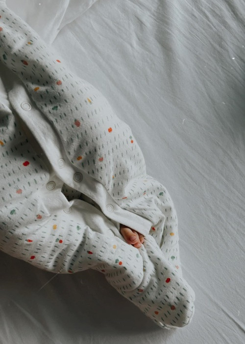 Hà Tăng đăng tải ảnh giấu mặt con trai thứ 3.