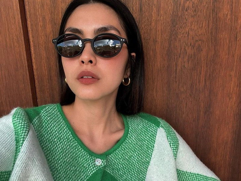 Mới đây, nữ diễn viên chia sẻ đoạn ghi âm trò chuyện với con út đầy nhẹ nhàng: "Hét như vậy rồi ai mà ngủ được. Con nói mẹ nghe tại sao đèn đường còn chưa tắt mà dậy rồi. Anh dậy sớm thế rồi ai chơi với anh".