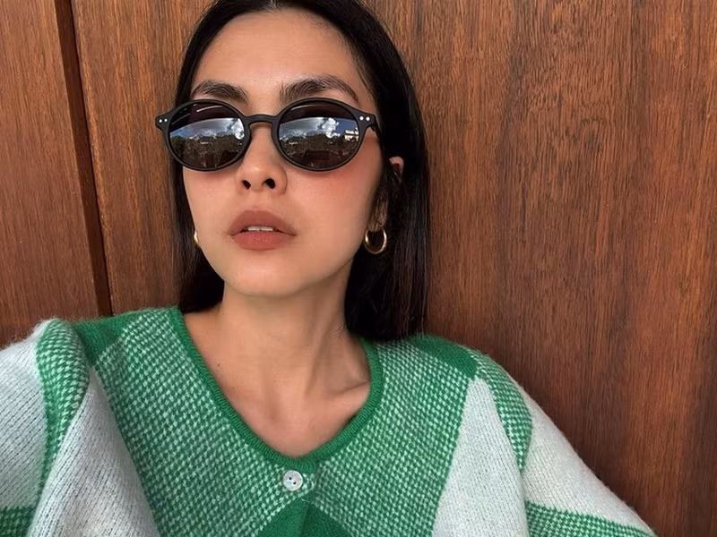 Mới đây, nữ diễn viên chia sẻ đoạn ghi âm trò chuyện với con út đầy nhẹ nhàng: "Hét như vậy rồi ai mà ngủ được. Con nói mẹ nghe tại sao đèn đường còn chưa tắt mà dậy rồi. Anh dậy sớm thế rồi ai chơi với anh".