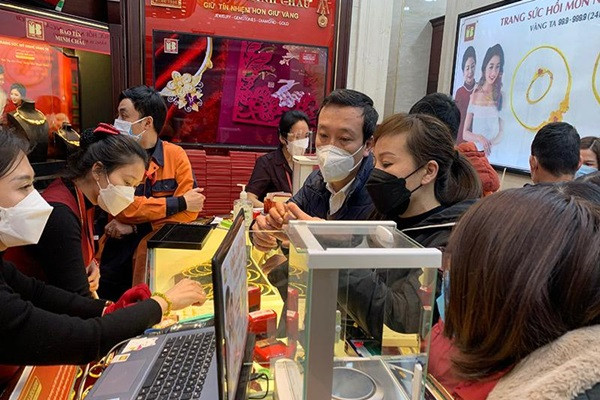 Gia vang hom nay 17/4: Lai suat tang, USD len gia