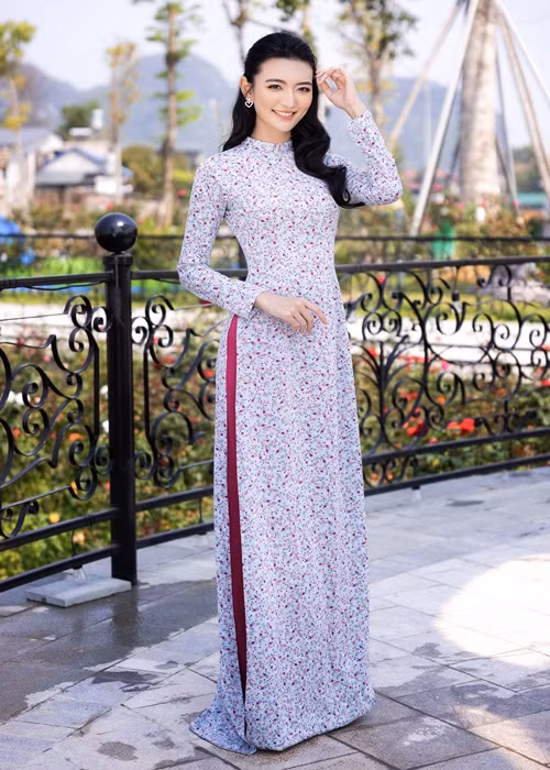 Lương Hồng Xuân Mai đọ vẻ dịu dàng cùng các thí sinh Miss World Vietnam 2022.