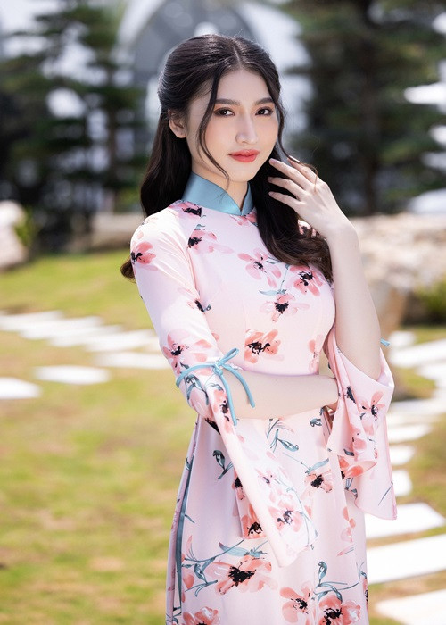 Nguyễn Lê Trung Nguyên khoe nhan sắc rạng ngời.