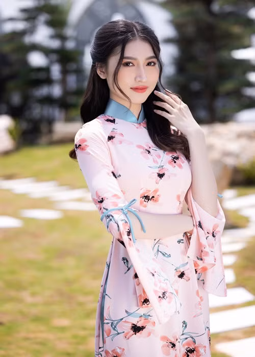 Nguyễn Lê Trung Nguyên khoe nhan sắc rạng ngời.