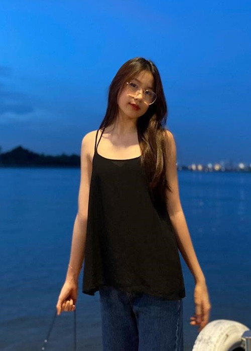 Từ nhỏ, Vy Uyên học nhạc cụ cơ bản như piano, guitar và sớm bộc lộ năng khiếu nhảy múa.