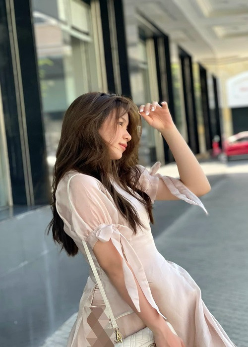 Vy Uyên từng thừa nhận bản thân thích mua sắm quần áo, thậm chí nhịn ăn sáng để có tiền shopping.