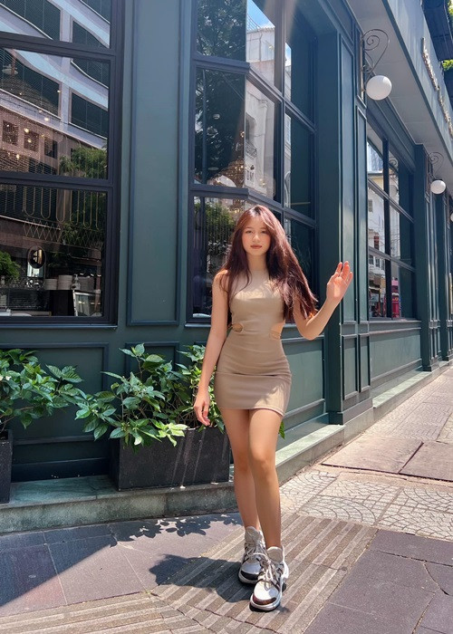 Vy Uyên thừa hưởng nhan sắc xinh đẹp của mẹ.