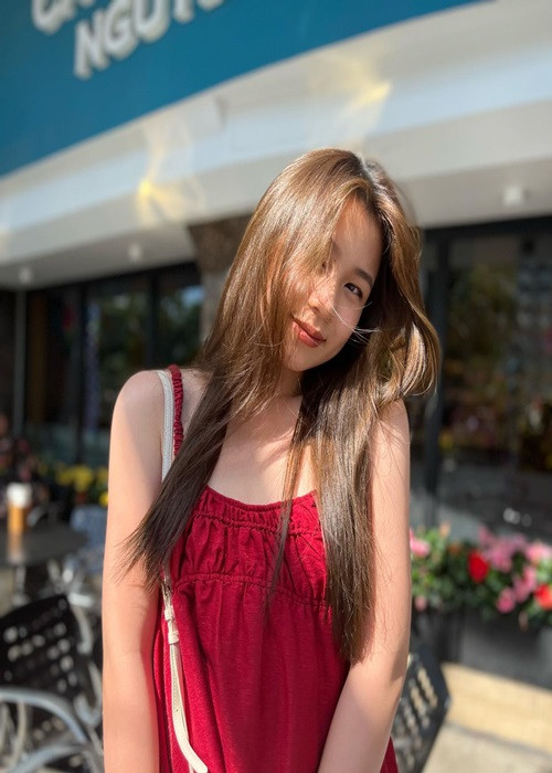 Con gái của Lưu Thiên Hương biết quan tâm đến ngoại hình. Mỗi khi ra ngoài, Vy Uyên luôn mang theo một thỏi son để đánh lên cho tươi tắn.