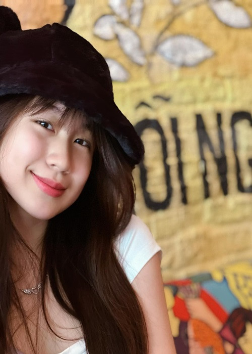 Con gái của Lưu Thiên Hương theo đuổi style nữ tính.