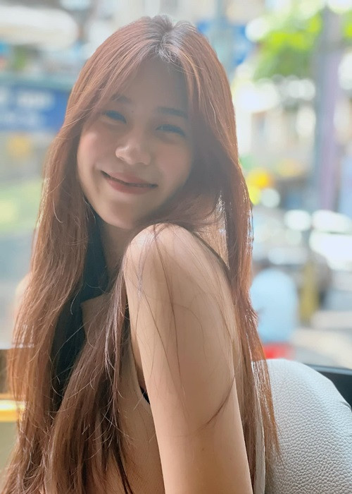 Vy Uyên bằng tuổi với ái nữ một số nhà sao Việt như là bé Gà - con gái của Phương Thanh, Lọ Lem- con gái của Quyền Linh.