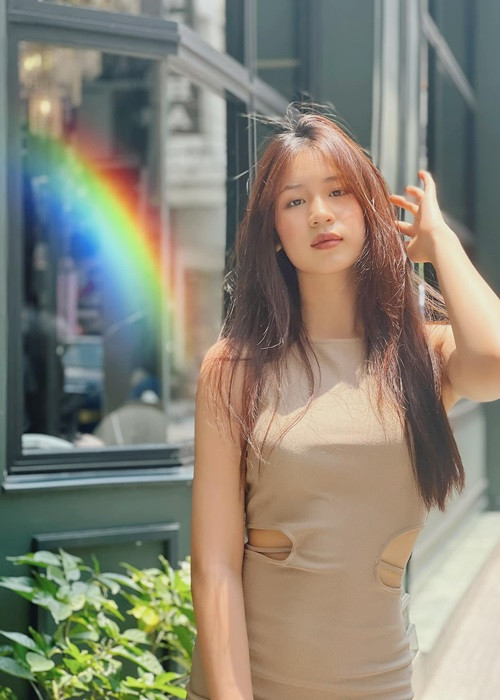 Con gái của Lưu Thiên Hương sở hữu đôi mắt to, chiếc mũi cao, nụ cười duyên dáng, vóc dáng cân đối với chiều cao 1m64.