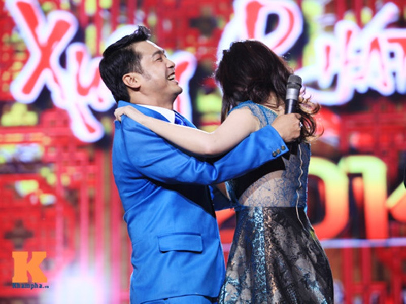 Dù rất ngượng ngùng nhưng Lý Hùng đã ôm, hôn Giáng My. Ảnh: Khám phá