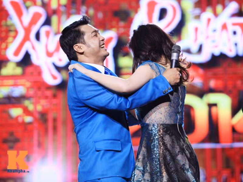 Dù rất ngượng ngùng nhưng Lý Hùng đã ôm, hôn Giáng My. Ảnh: Khám phá