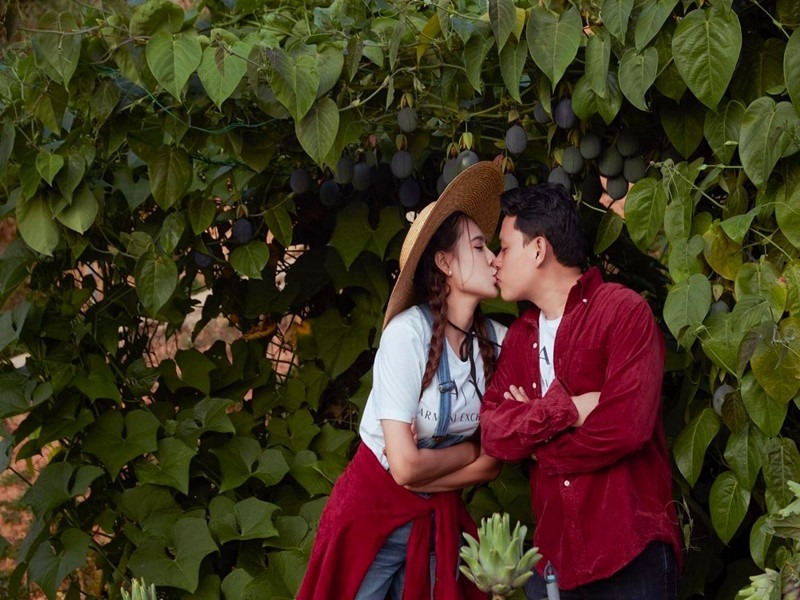 Nữ diễn viên từng cho hay, người bạn đời luôn hiểu và ủng hộ cô đóng phim. Ảnh: FBNV