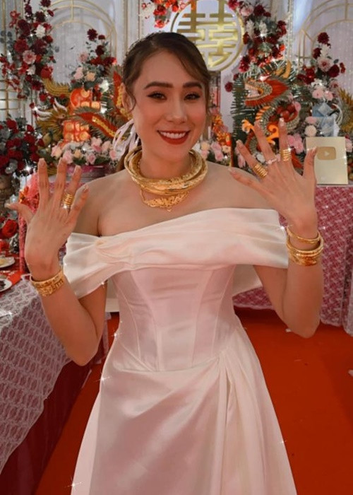 Trong ngày cưới, nữ diễn viên đeo vàng trĩu cổ. Ảnh: Công lý và xã hội