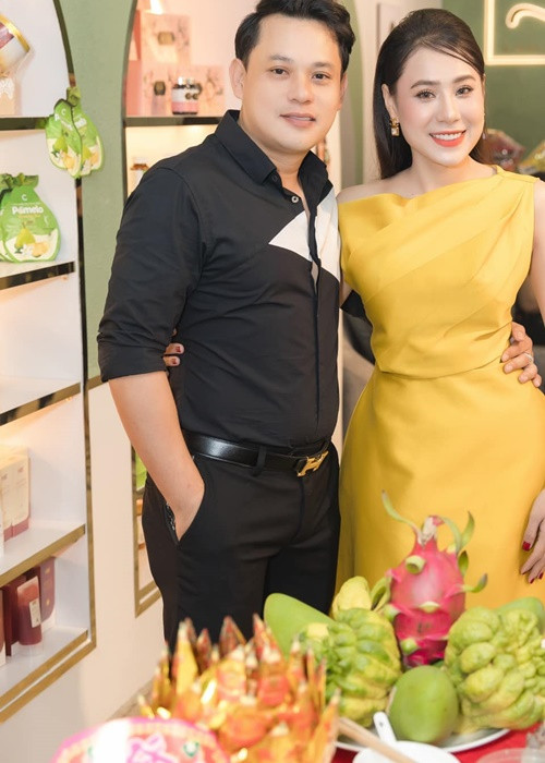 Cô trải lòng: “Từ ngày lấy chồng Trâm có thêm người tiếp sức nên mọi thứ có vẻ thuận lợi hơn. Ông xã tư vấn và hướng dẫn thêm cho Trâm, giúp Trâm đi đúng con đường hơn".Ảnh: FBNV