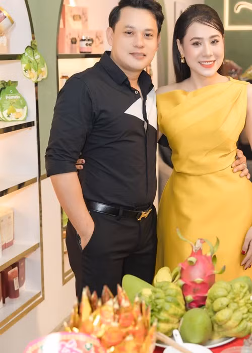 Cô trải lòng: “Từ ngày lấy chồng Trâm có thêm người tiếp sức nên mọi thứ có vẻ thuận lợi hơn. Ông xã tư vấn và hướng dẫn thêm cho Trâm, giúp Trâm đi đúng con đường hơn".Ảnh: FBNV