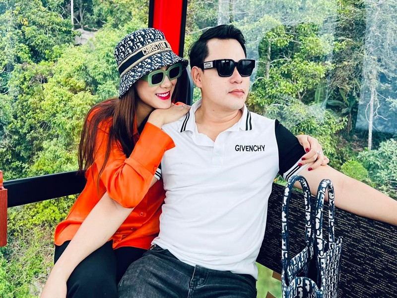 “Ba mẹ chồng của Trâm dễ thương lắm, các anh chị chồng cũng vui vẻ và mến Trâm. Mình cứ thoải mái và phụ các chị nấu ăn, gia đình sum vầy vui vẻ. Trâm cũng hợp tính với các chị chồng nên gặp nhau lúc nào cũng tám đủ thứ chuyện trên đời như làm đẹp, ăn uống”, Hồ Bích Trâm chia sẻ trên Saostar. Ảnh: FBNV