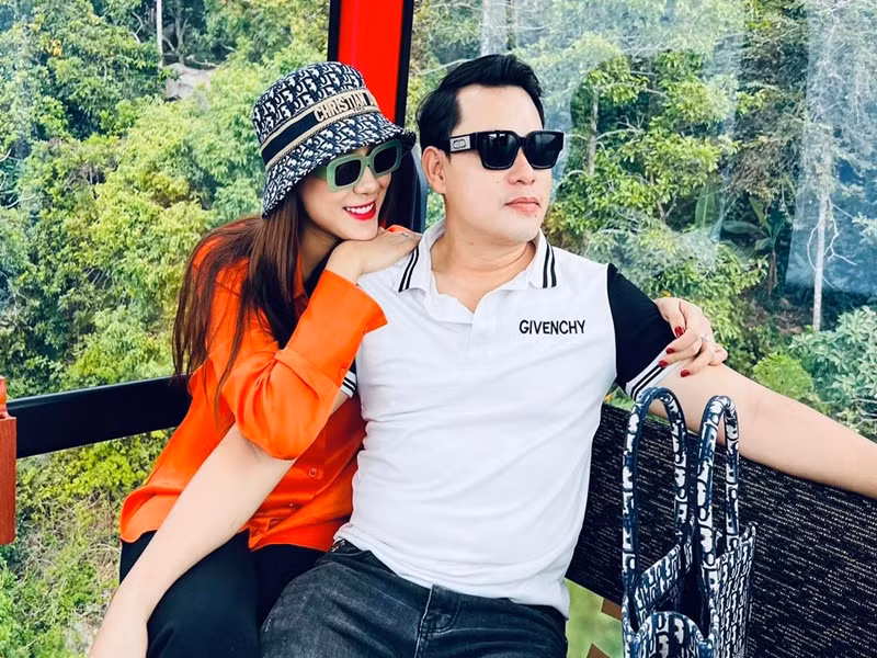 “Ba mẹ chồng của Trâm dễ thương lắm, các anh chị chồng cũng vui vẻ và mến Trâm. Mình cứ thoải mái và phụ các chị nấu ăn, gia đình sum vầy vui vẻ. Trâm cũng hợp tính với các chị chồng nên gặp nhau lúc nào cũng tám đủ thứ chuyện trên đời như làm đẹp, ăn uống”, Hồ Bích Trâm chia sẻ trên Saostar. Ảnh: FBNV