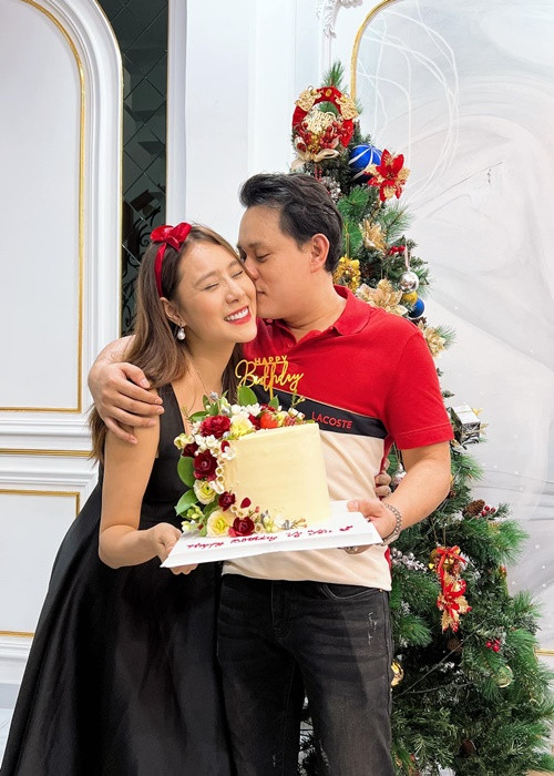 Vợ chồng Hồ Bích Trâm ở trong ngôi nhà 4 tầng bề thế TP HCM sau khi cưới. Ảnh: FBNV