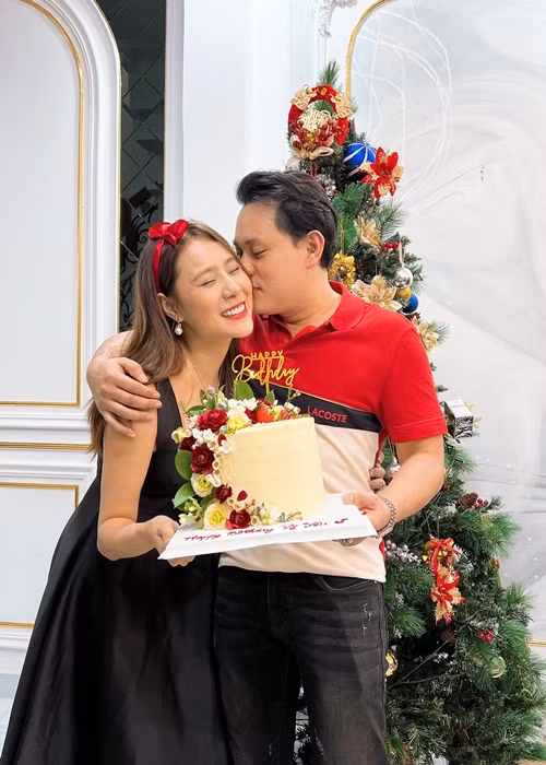 Vợ chồng Hồ Bích Trâm ở trong ngôi nhà 4 tầng bề thế TP HCM sau khi cưới. Ảnh: FBNV