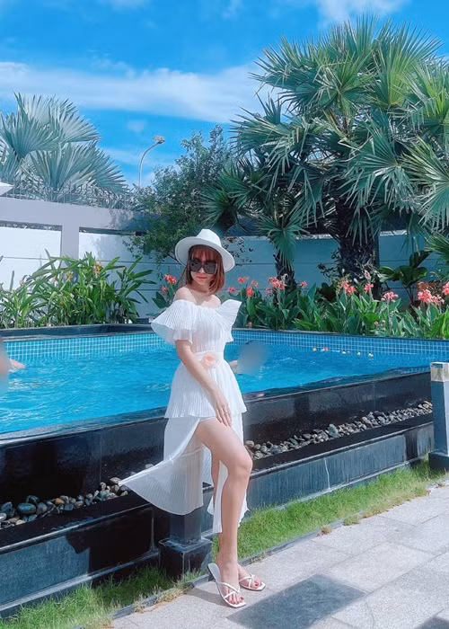 Mạc Văn Khoa tiết lộ, Thảo Vy muốn làm đám cưới từ lâu. "Thời gian qua, lâu lâu cô ấy xem ảnh cưới ở đâu là mắt sáng lên”, anh dí dỏm chia sẻ trên Giao thông.