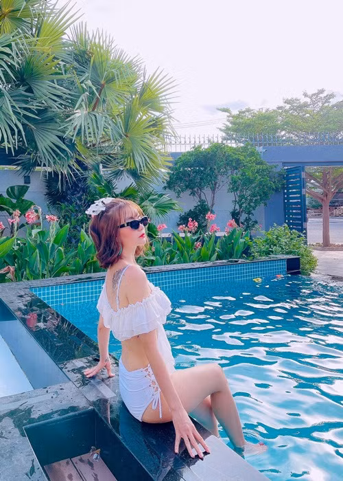 Thảo Vy đăng tải khá nhiều hình ảnh mặc bikini khoe vóc dáng lúc chưa sinh con lẫn sau khi sinh nở.