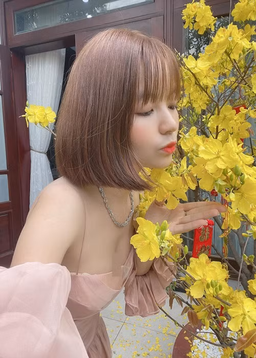 Thảo Vy chuộng trang phục giúp cô khoe trọn những lợi thế hình thể như vòng một căng tràn, eo thon gọn, đôi chân dài.