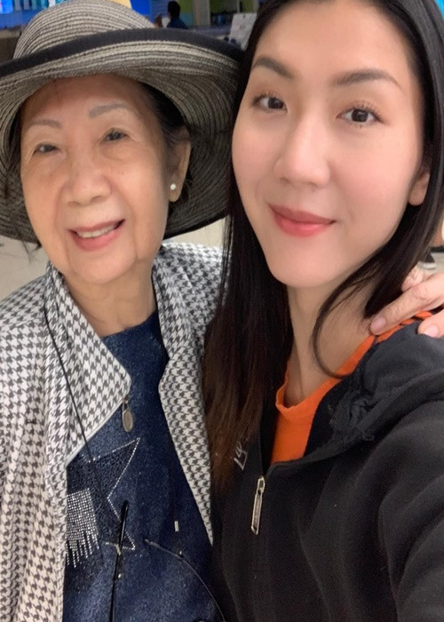 Gần đây, Ngọc Quyên đón mẹ đẻ sang Mỹ. Ảnh: FBNV