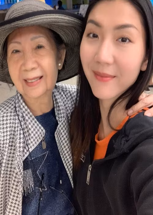 Gần đây, Ngọc Quyên đón mẹ đẻ sang Mỹ. Ảnh: FBNV