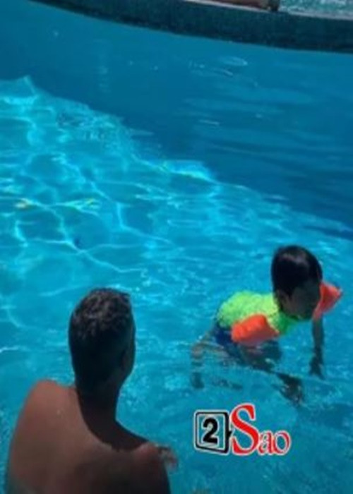 Gần đây, Ngọc Quyên chia sẻ khoảnh khắc bạn trai cùng con trai vui đùa trong bể bơi. Ảnh: Vietnamnet